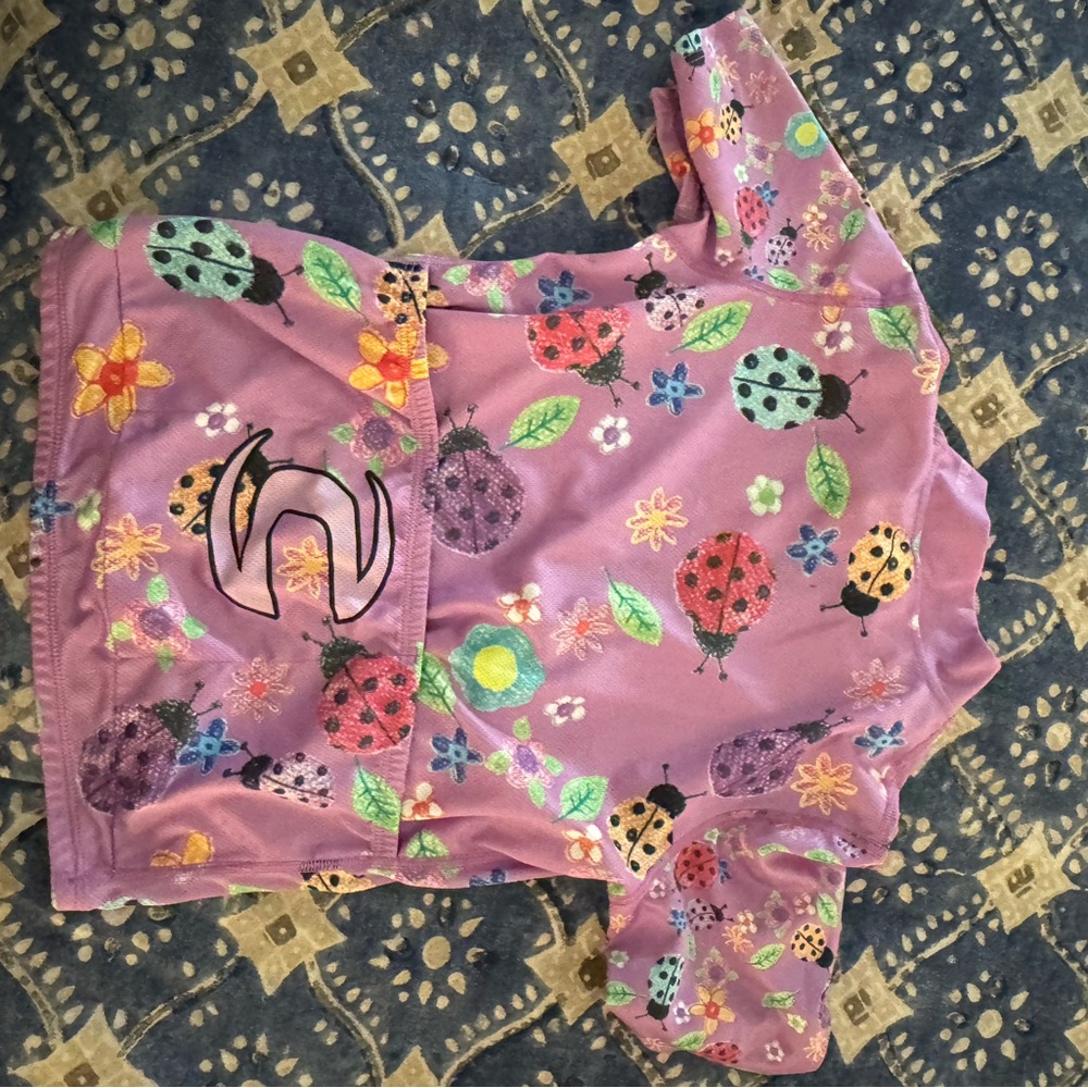 Cannondale children’s medium cycling shirt.